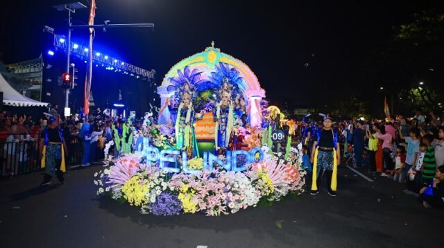 Mobil Hias Pelindo Memukau Surabaya Vaganza 2026 dengan Tema Harmony of Ocean