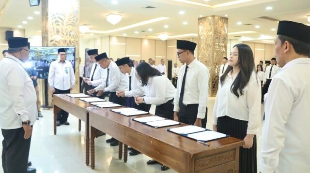 Menaker Lantik 976 ASN, Tekankan Semangat Belajar, Integritas, dan Kekompakan