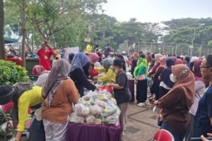 1108-Suasana Dokar PT TPS Melalui Program DOKAR, PT TPS Salurkan Bahan Pangan dengan Harga Murah di Kecamatan Pakal