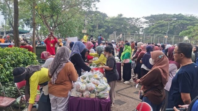 Melalui Program DOKAR, PT TPS Salurkan Bahan Pangan dengan Harga Murah di Kecamatan Pakal
