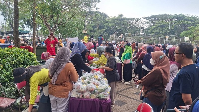 Melalui Program DOKAR, PT TPS Salurkan Bahan Pangan dengan Harga Murah di Kecamatan Pakal