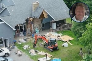 Tak Terima Digugat Cerai, Pria Ini Robohkan Rumah dengan Alat Berat