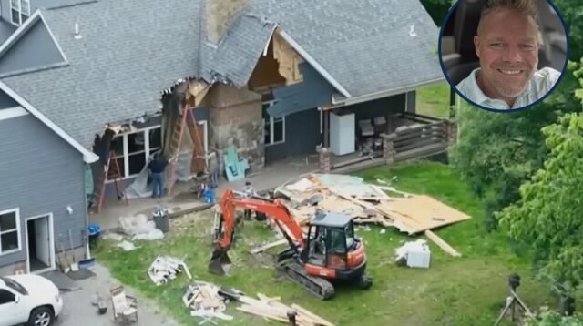 Tak Terima Digugat Cerai, Pria Ini Robohkan Rumah dengan Alat Berat