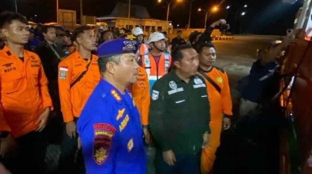 Polda Jatim Kerahkan 30 Personel SAR Ditpolairud Evakuasi Korban Kebakaran KMP Mutiara Sentosa II, 5 Orang Dinyatakan Meninggal