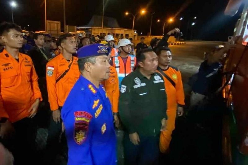 1146-Pengerahan personil SAR Polda Jatim Kerahkan 30 Personel SAR Ditpolairud Evakuasi Korban Kebakaran KMP Mutiara Sentosa II, 5 Orang Dinyatakan Meninggal