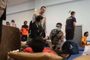 1147-Kapolres Tanjung Perak turun langsung menangani korban kebakaran KM Mutiara Sentosa II Polres Pelabuhan Tanjung Perak Gerak Cepat Evakuasi dan Tangani Korban KM Mutiara Sentosa II