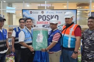 1163-Penyerahan bantuan secara simbolis untuk korban gempa NTT KSOP Tanjung Perak dan Pelindo Group Kirim Bantuan Kemanusiaan ke NTT via Kapal PELNI MV Tidar