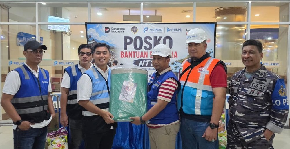 1163-Penyerahan bantuan secara simbolis untuk korban gempa NTT KSOP Tanjung Perak dan Pelindo Group Kirim Bantuan Kemanusiaan ke NTT via Kapal PELNI MV Tidar