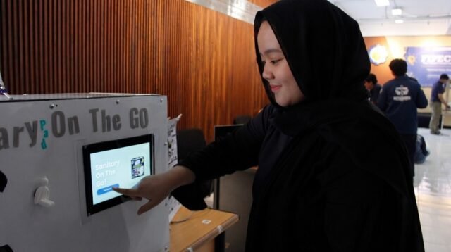 Mahasiswa ITS Rancang SOTG, Mesin Penjual Pembalut Otomatis yang Mudah, Cepat, dan Privasi Terjaga