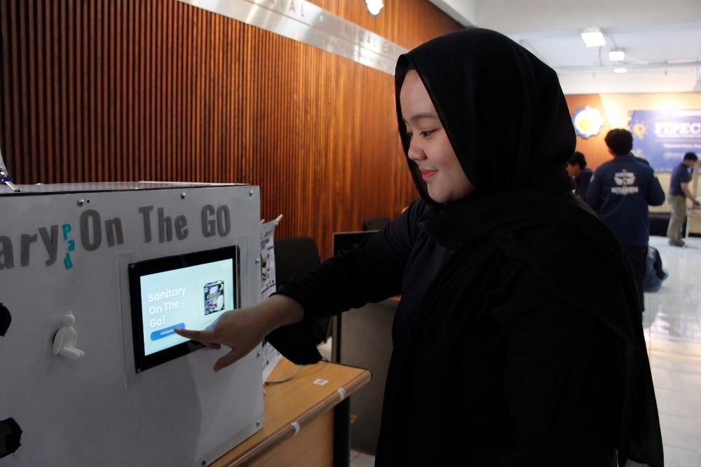 266-Mesin SOTG Its Mahasiswa ITS Rancang SOTG, Mesin Penjual Pembalut Otomatis yang Mudah, Cepat, dan Privasi Terjaga