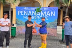 Donasi Oksigen, PT TPS Serahkan 3.000 Bibit Mangrove ke DLH Surabaya untuk Penanaman di Tambak Sarioso