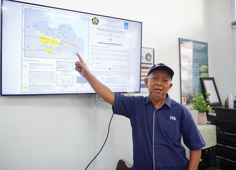 062a-Dr Ir Amien Widodo menjelaskan patahan yang melewati Surabaya dan sekitarnya Patahan Surabaya Viral, Pakar Geologi ITS Imbau Warga Tidak Panik