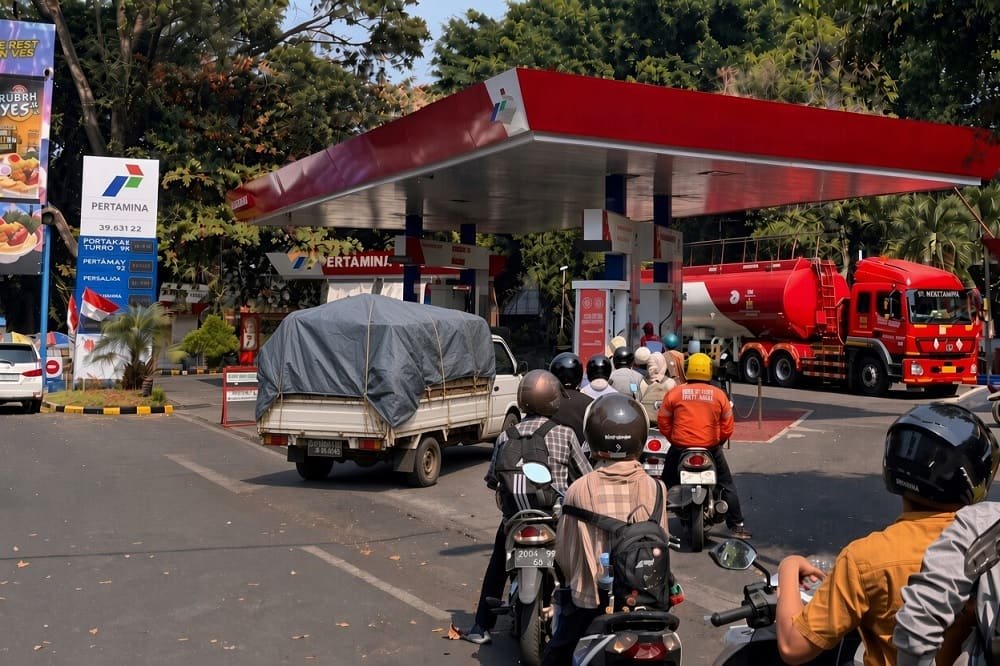 1179-Mengisi BBM Bersubsidi di SPBU Pertamina Batalkan Rencana Wajib Tunjukkan STNK Saat Beli BBM Bersubsidi di SPBU