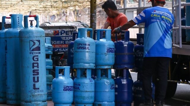 Akibat Lonjakan Harga Bahan Bakar, Pemerintah Filipina Tangguhkan Pajak LPG dan Kerosene