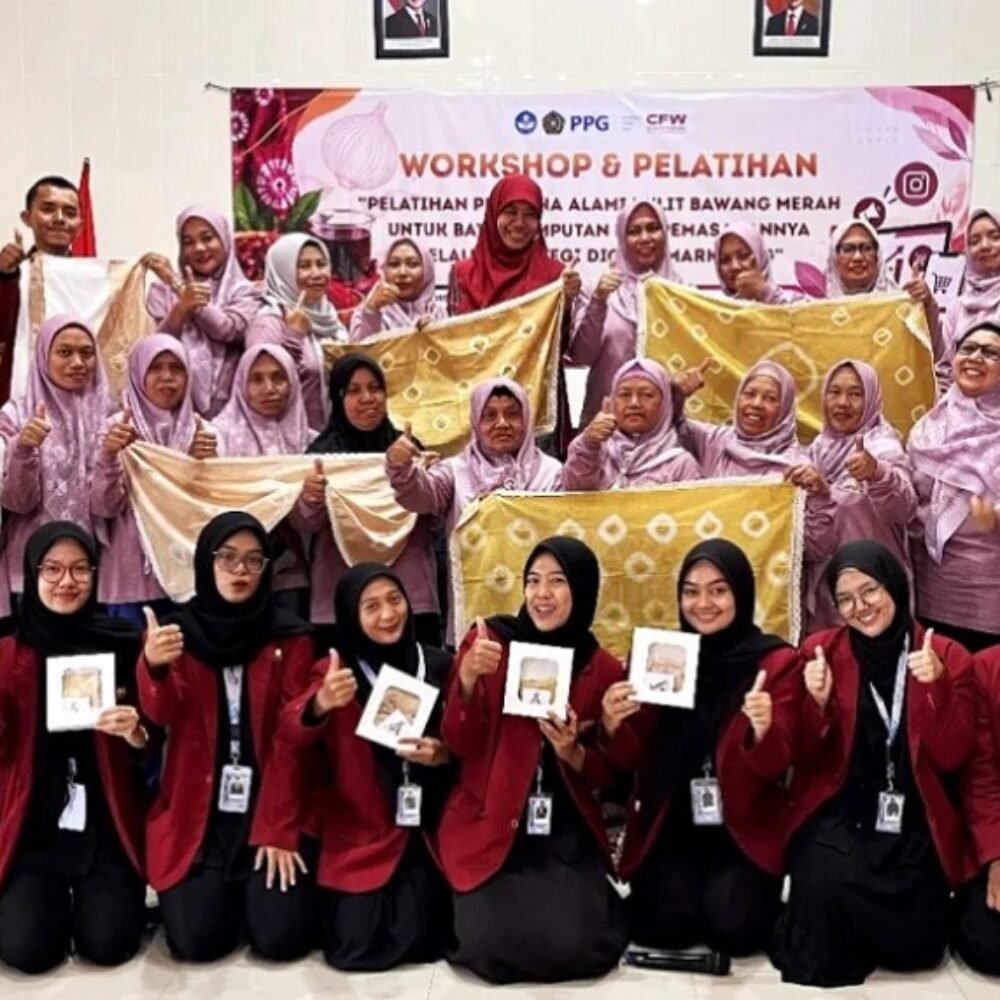 Mahasiswa UMM Olah Kulit Bawang Merah Jadi Pewarna Alami, Libatkan 25 Petani Wanita di Batu