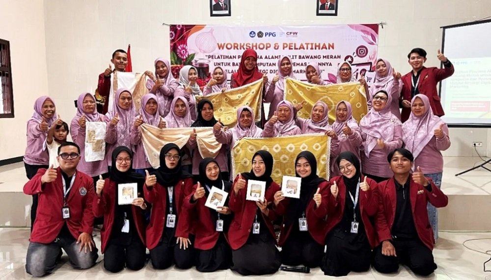 Mahasiswa UMM Olah Kulit Bawang Merah Jadi Pewarna Alami, Libatkan 25 Petani Wanita di Batu