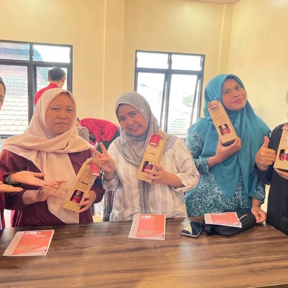 Mahasiswa PPG UMM Olah Limbah Mawar di Batu Jadi Pengharum Ruangan Alami