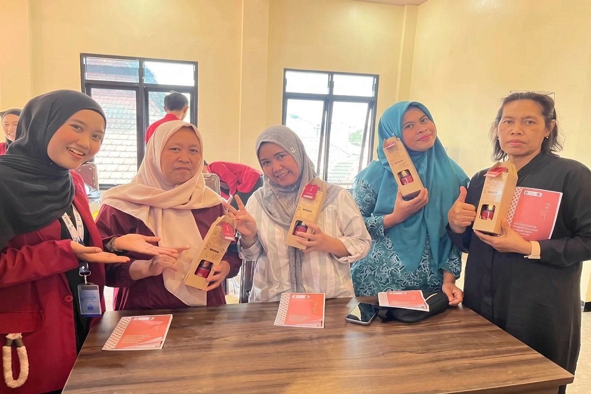 Mahasiswa PPG UMM Olah Limbah Mawar di Batu Jadi Pengharum Ruangan Alami
