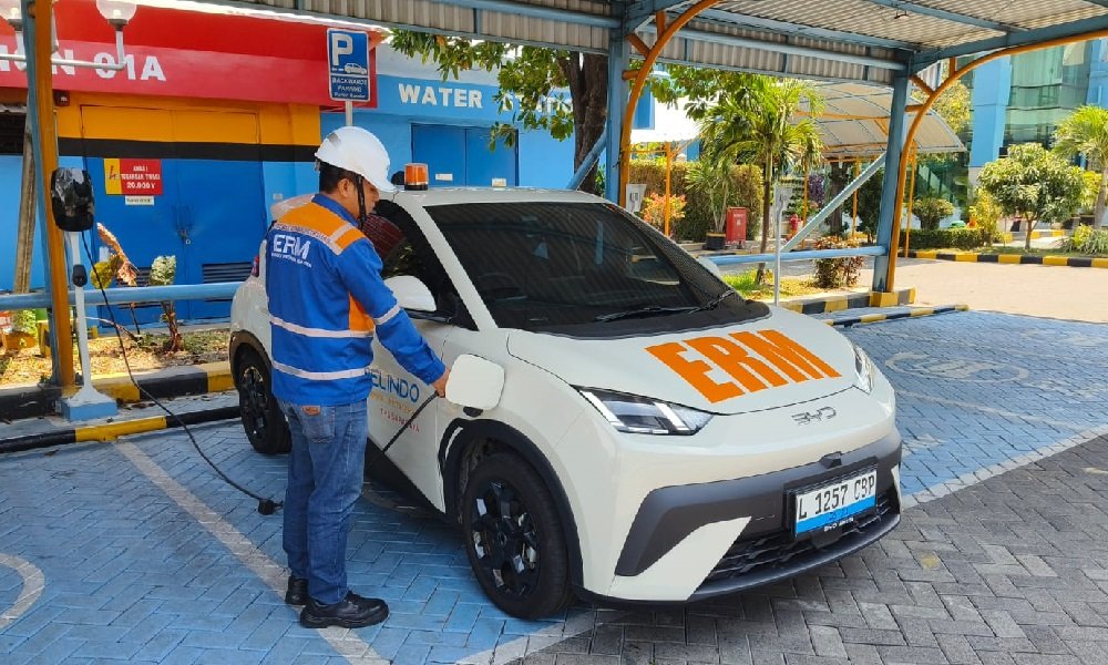 408-Petugas sedang melakukan charge mobil listrik di TPS PT TPS Perkuat Komitmen ESG Melalui Konversi Kendaraan Operasional Berbasis Listrik