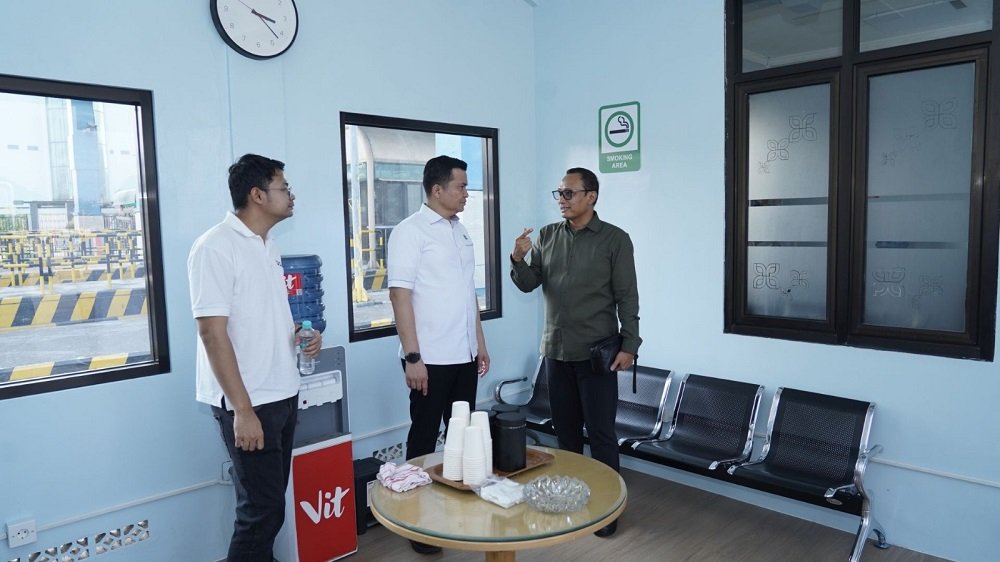 411-Tinjau ruang tunggu pengemudi truk di lingkungan terminal TPS Tingkatkan Layanan, PT TPS Sediakan Fasilitas Ruang Tunggu yang Nyaman bagi Pengemudi Truk