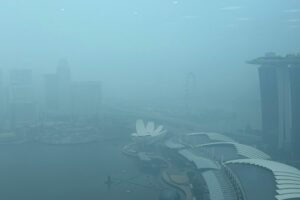 1229-Kabut asap pekat di Singapura Tercekik Kabut Asap, Singapura Ancam Tuntut Perusahaan Pembakar Hutan Indonesia