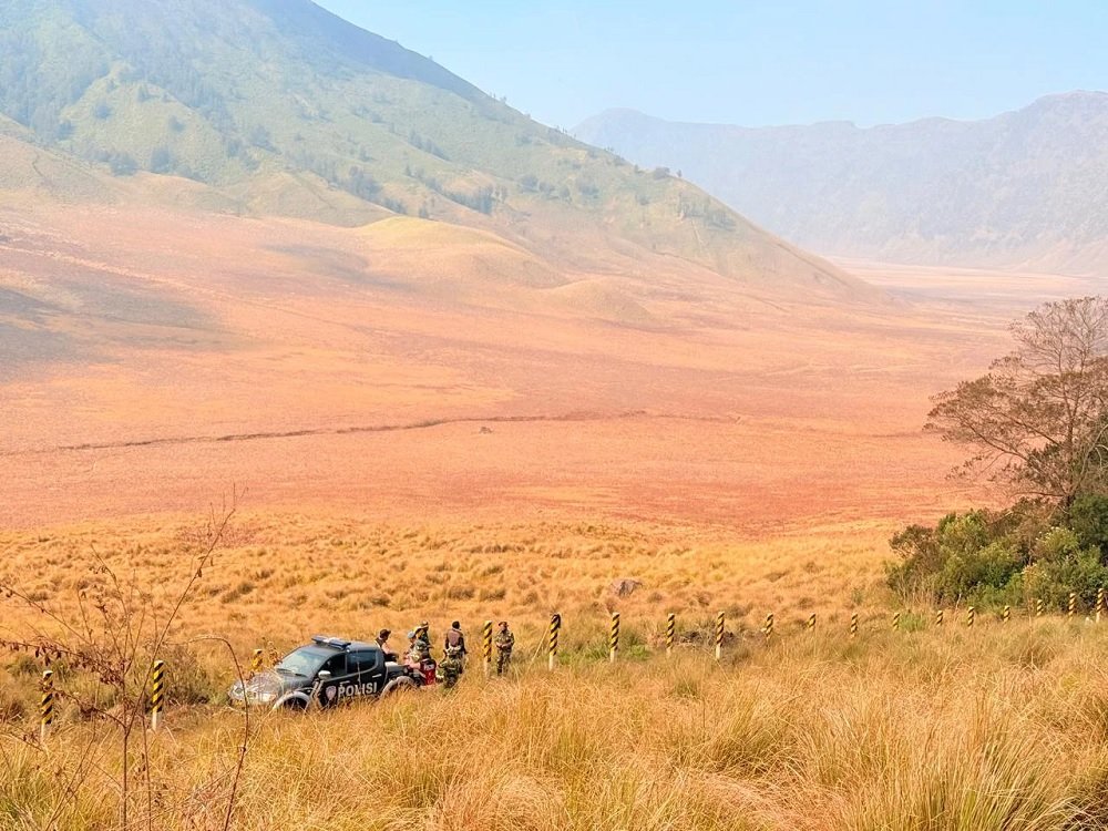 1233-Area Penanjakan Bromo Kebakaran Bromo Belum Padam, TNBTS Batasi Kunjungan ke Penanjakan