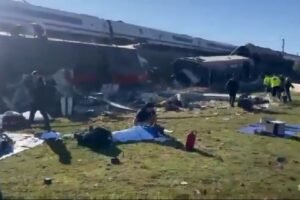 1241-Tabrakan kereta di Spanyol Tabrakan Maut Dua Kereta Cepat di Spanyol Tewaskan 68 Orang