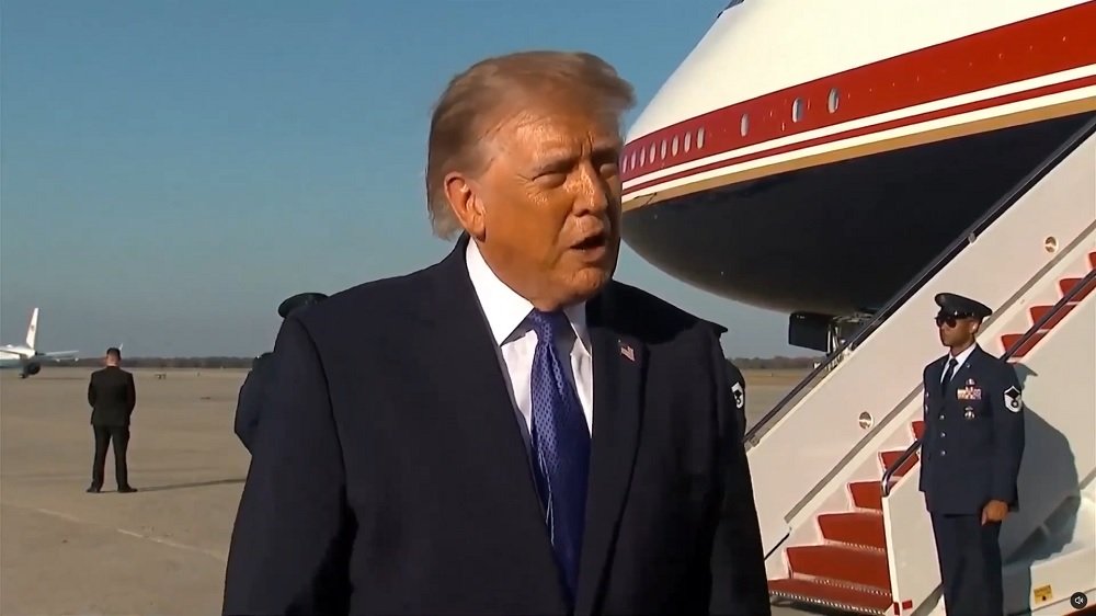1242-Donald Trump Tersinggung, Trump Body-Shaming Wartawan yang Tanya Pembatalan Kampanye di Kansas dan Iowa