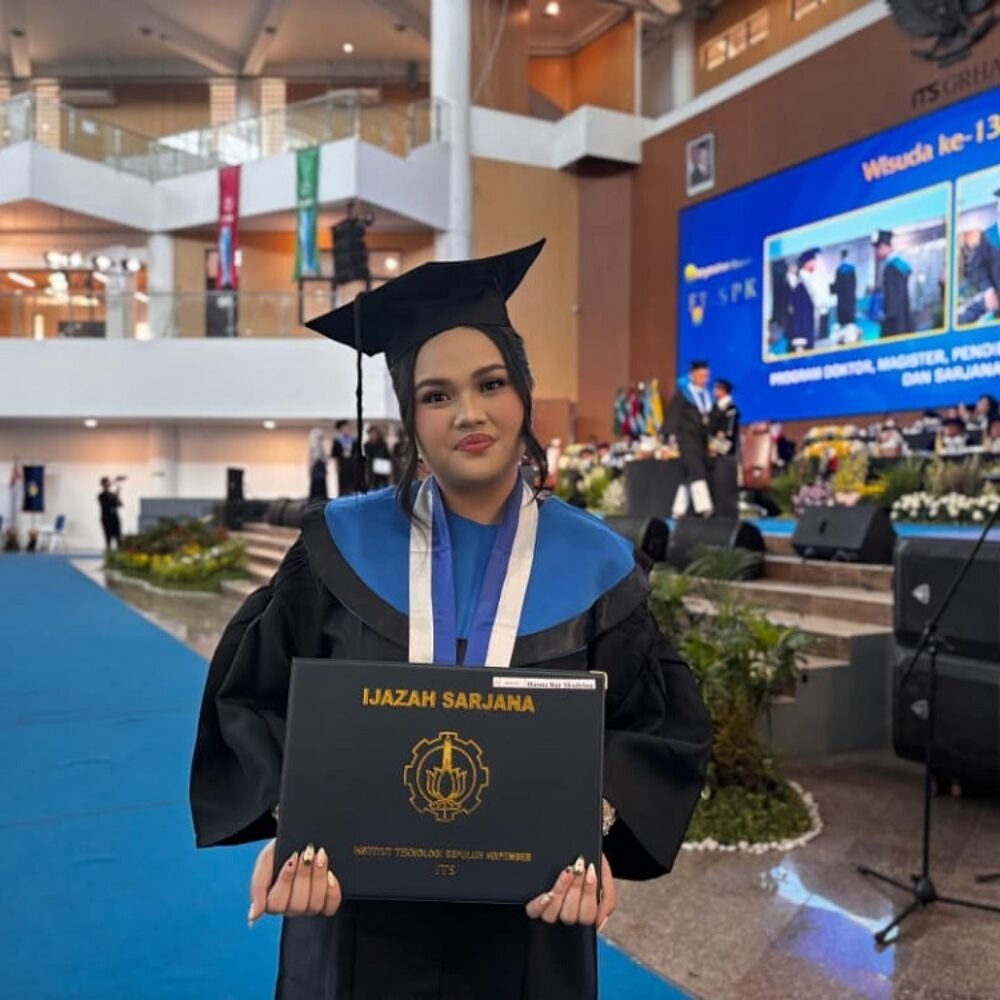 Raih Gelar Sarjana di Usia 19 Tahun, Hasna Jadi Wisudawan Termuda ITS