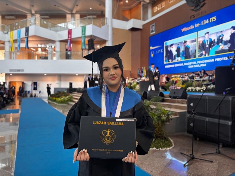 283-Hasna Nur Shadrina Raih Gelar Sarjana di Usia 19 Tahun, Hasna Jadi Wisudawan Termuda ITS